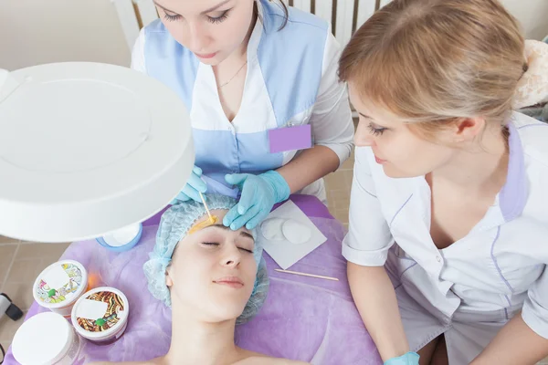 Schöne Frau im Wellness-Salon erhält Epilation oder Korrektur e — Stockfoto