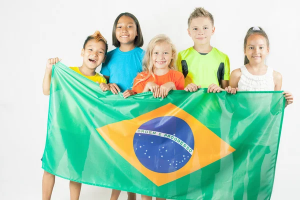 Gruppe von Kindern mit einer brasilianischen Fahne — Stockfoto