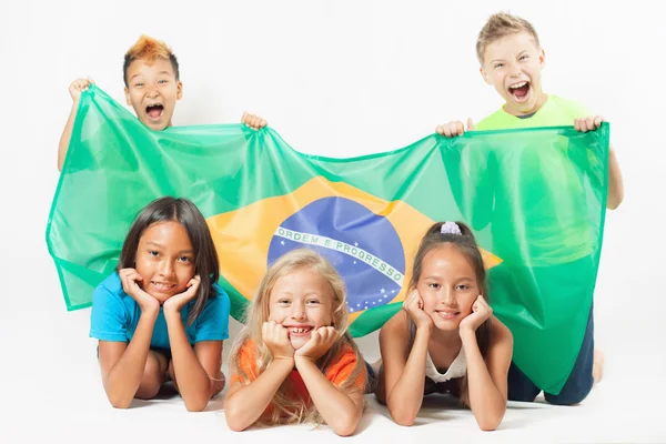Grupo de crianças segurando uma bandeira do Brasil — Fotografia de Stock