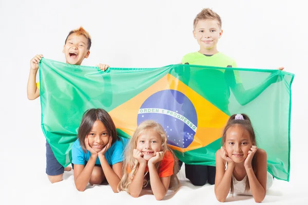 Grupo de niños con bandera de Brasil —  Fotos de Stock