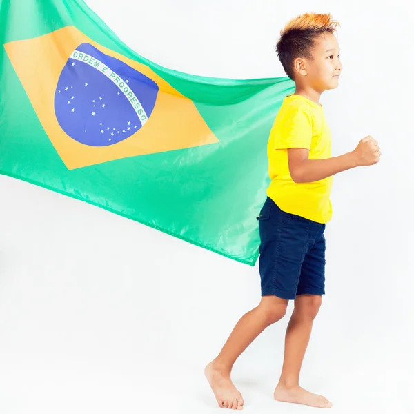 Brasilianischer Patriot-Junge mit brasilianischer Flagge. Fußball oder Fußballmeisterschaft — Stockfoto