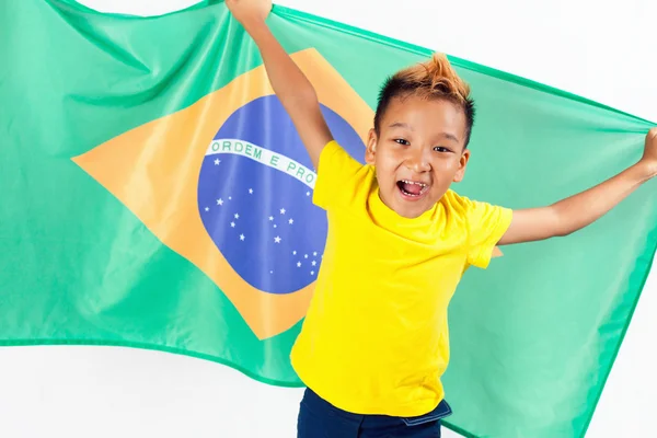 Brasilianischer Patriot-Junge mit brasilianischer Flagge. Fußball oder Fußballmeisterschaft — Stockfoto