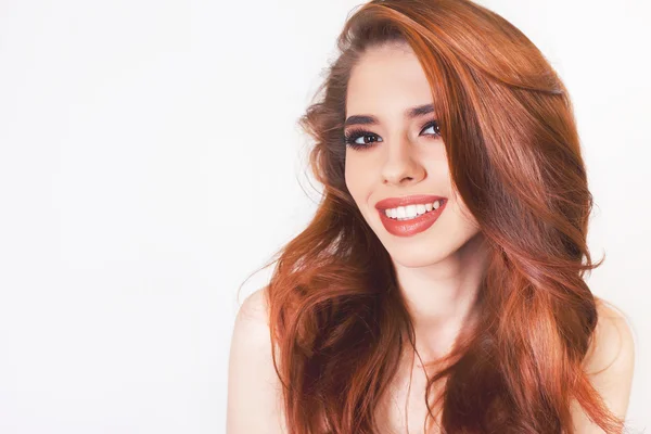 Mulher bonita com cabelo perfeito saudável e sorriso branco — Fotografia de Stock