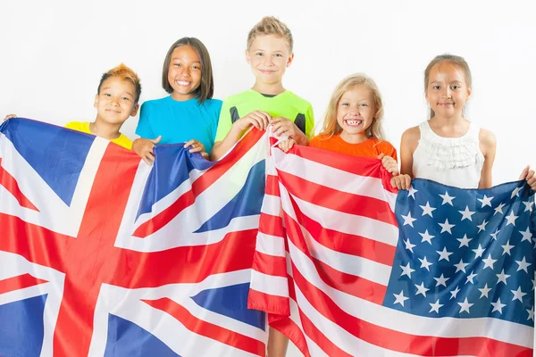 Niños divertidos sosteniendo bandera Gran Bretaña y bandera nacional americana —  Fotos de Stock