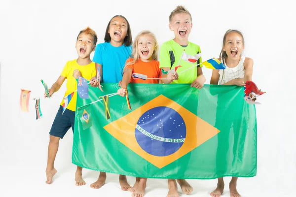 Grupo de niños con bandera de Brasil —  Fotos de Stock