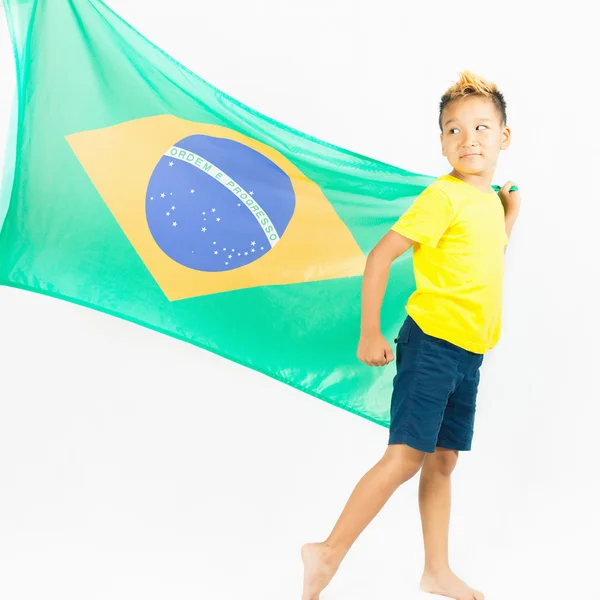 Brasilianischer Patriot-Junge mit brasilianischer Flagge. Fußball oder Fußballmeisterschaft — Stockfoto