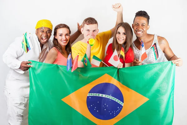 Grupa osób wielrasowych posiadających flagę Brazylii i flagi międzynarodowe. — Zdjęcie stockowe
