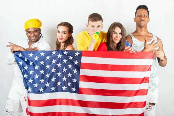 Grupa ludzi wielorasowe trzymając flagi amerykańskiej — Zdjęcie stockowe