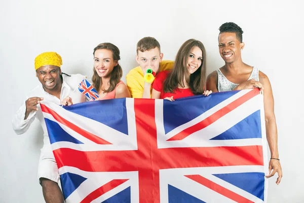 Grupa ludzi wielorasowe trzymając flagę Anglii — Zdjęcie stockowe