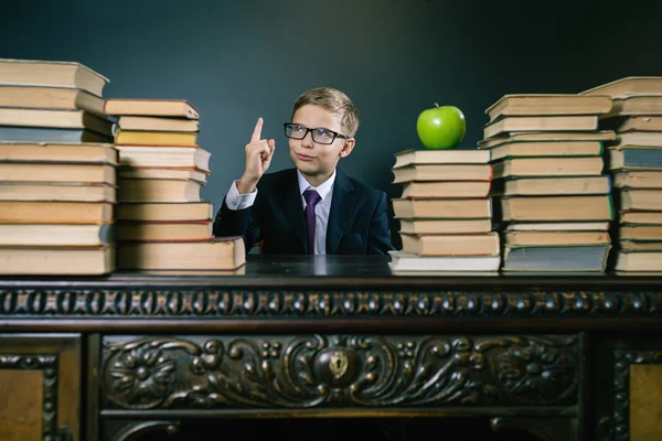 Intelligens iskola fiú van egy nagy ötlet! — Stock Fotó
