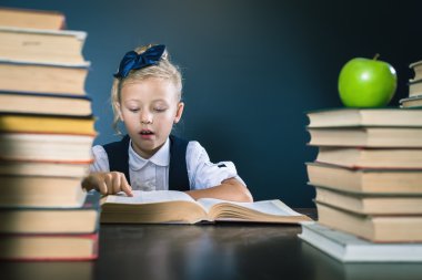 Akıllı liseli kız Kütüphanesi'nde kitap okuma
