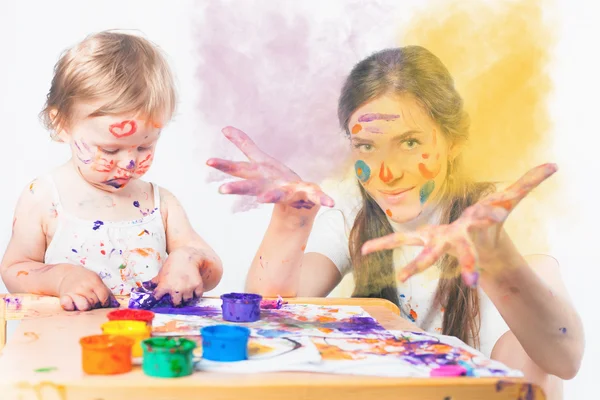 Maman et bébé dessinent avec des encres colorées — Photo