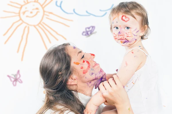 엄마와 아기는 컬러 잉크 페인트와 무 — 스톡 사진