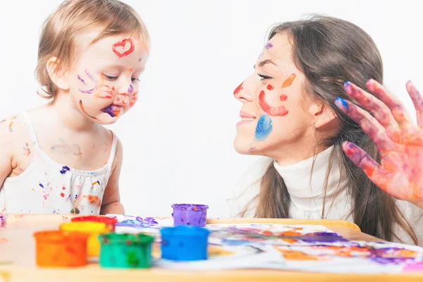 Maman et bébé dessinent avec de la peinture aux encres colorées — Photo