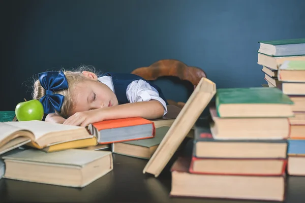 Motiválja a gyermeket, hogy tanulmányozása egy unalmas — Stock Fotó