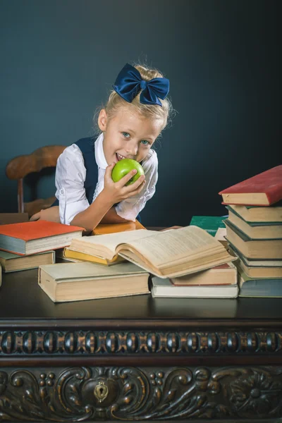 Cute school girl eating delicious green apple — Stock Photo, Image