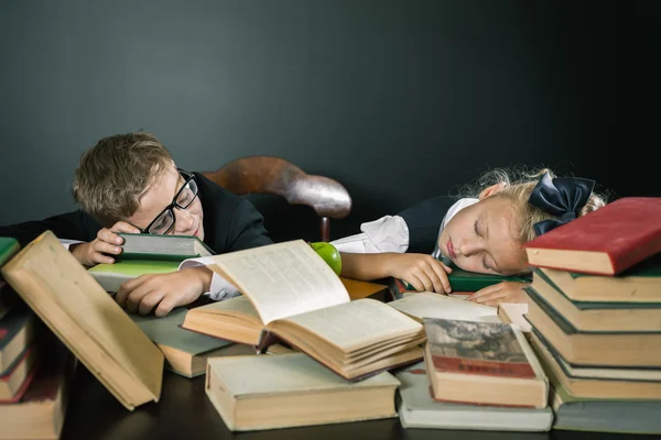 Motiveren van uw kind te bestuderen van een saai onderwerp — Stockfoto