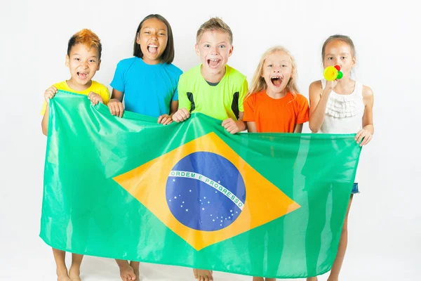 Groupe d'enfants tenant un drapeau du Brésil — Photo