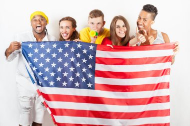 Grup bir Amerikan bayrağı tutarak çok ırklı insan