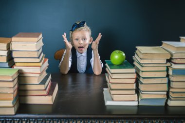 Öğrenci kız stres veya depresyon, okul sınıf