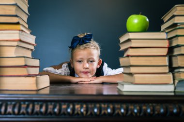 Pek çok kitap ile masadan Closeup liseli kız