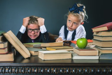 Stres veya depresyon, okul sınıf okul çocuğu, kız öğrenci yardımcı olur.