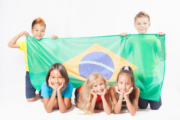 Gruppe von Kindern mit einer brasilianischen Fahne — Stockfoto