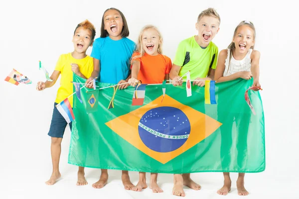 Gruppe von Kindern mit einer brasilianischen Fahne — Stockfoto