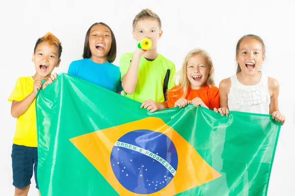 Grupo de crianças segurando uma bandeira do Brasil — Fotografia de Stock