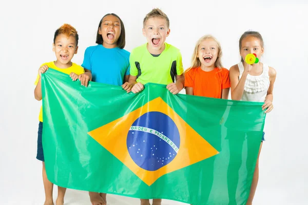 Grupo de crianças segurando uma bandeira do Brasil — Fotografia de Stock