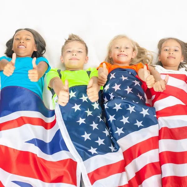 Śmieszne dzieci trzymając flagi Wielkiej Brytanii i amerykańska flaga Narodowa — Zdjęcie stockowe