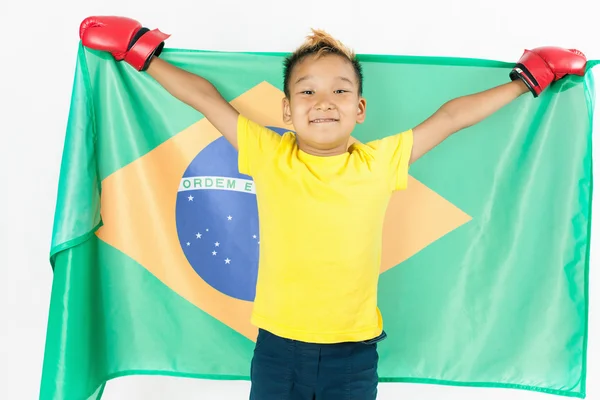 Brasilianischer Patriot-Junge mit brasilianischer Flagge. Fußball oder Fußballmeisterschaft — Stockfoto