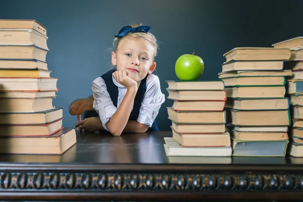 Κορίτσι σχολείο closeup που κάθεται στο τραπέζι με πολλά βιβλία — Φωτογραφία Αρχείου