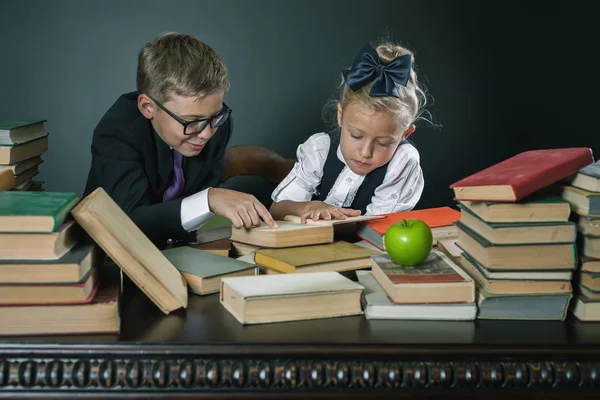 Des écoliers lisant un livre à la bibliothèque — Photo