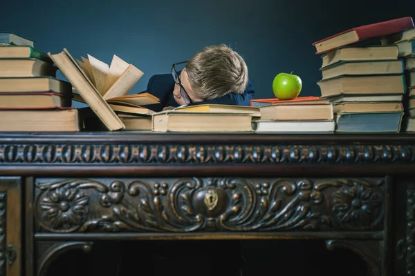 Motive a su hijo a estudiar un tema aburrido —  Fotos de Stock