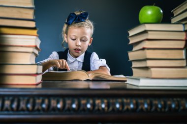 Akıllı liseli kız Kütüphanesi'nde kitap okuma