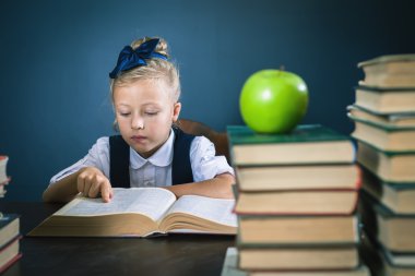 Akıllı liseli kız Kütüphanesi'nde kitap okuma