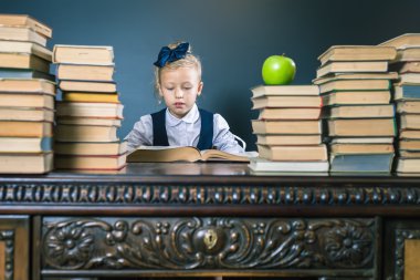 Akıllı liseli kız Kütüphanesi'nde kitap okuma