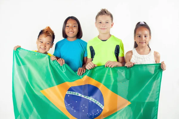 Grupo de crianças segurando uma bandeira do Brasil — Fotografia de Stock