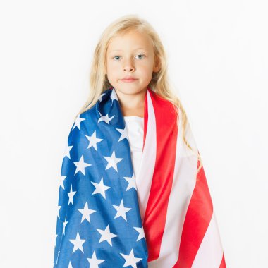 Amerikan ulusal bayrağı tutan Amerikalı sarışın kız