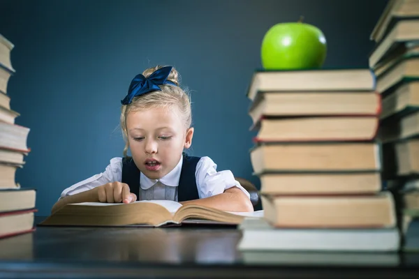 Έξυπνο σχολείο κορίτσι διαβάζοντας ένα βιβλίο στη βιβλιοθήκη — Φωτογραφία Αρχείου