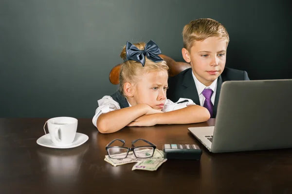 Les enfants d'affaires ou d'école utilisent un ordinateur portable — Photo
