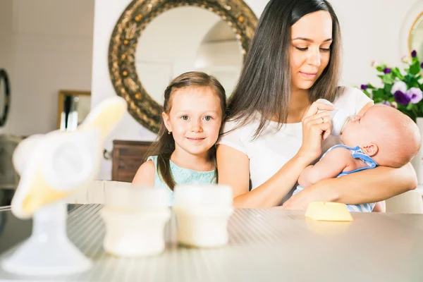 Babyflasche mit Milch und manueller Brustpumpe — Stockfoto