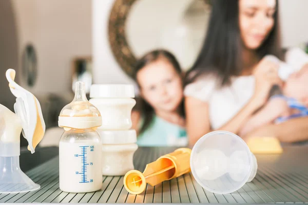 Babyflasche mit Milch und manueller Brustpumpe — Stockfoto