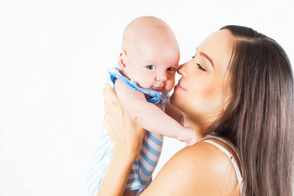 Mãe feliz segurando um menino no fundo branco — Fotografia de Stock