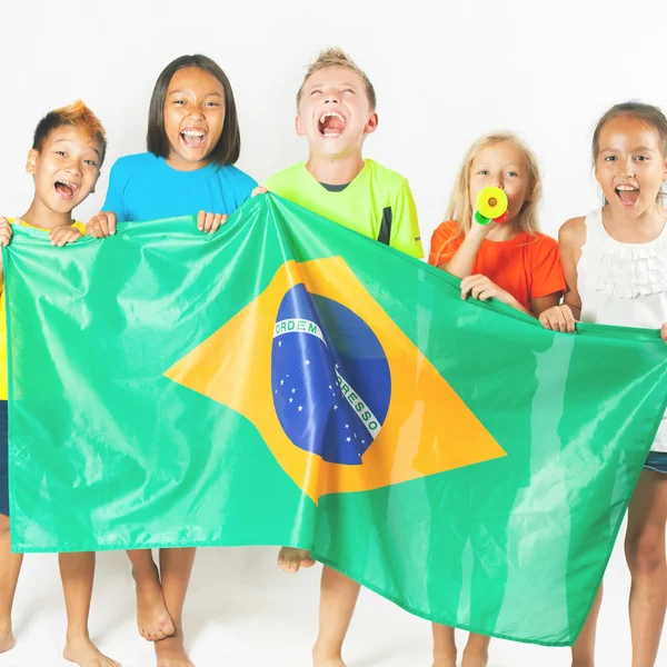 Gruppe von Kindern mit einer brasilianischen Fahne — Stockfoto