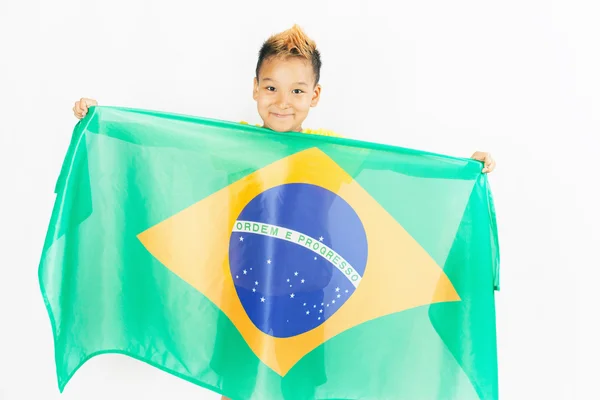 Brasilianischer Patriot-Junge mit brasilianischer Flagge. Fußball oder Fußballmeisterschaft — Stockfoto