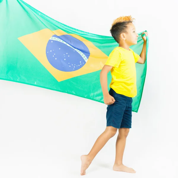 Brasilianischer Patriot-Junge mit brasilianischer Flagge. Fußball oder Fußballmeisterschaft — Stockfoto