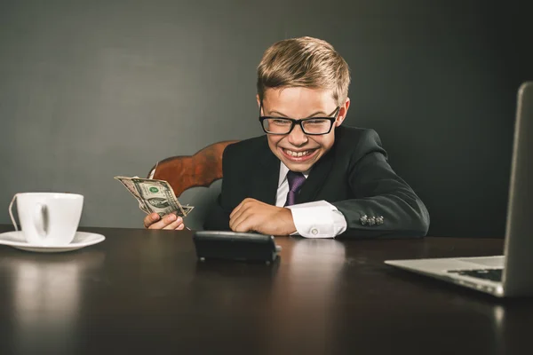 Ragazzo ha guadagnato un sacco di soldi — Foto Stock