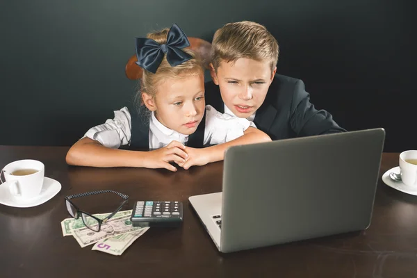 Les enfants d'affaires ou d'école utilisent un ordinateur portable — Photo